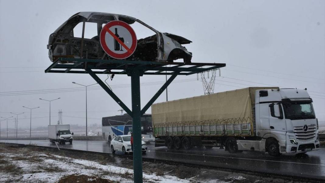İbret olsun diye yol kenarına asıp sallandırdılar! Üzerine bir de tabela koydular 6